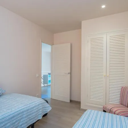 בית נופש Sleeps 5 Pool *